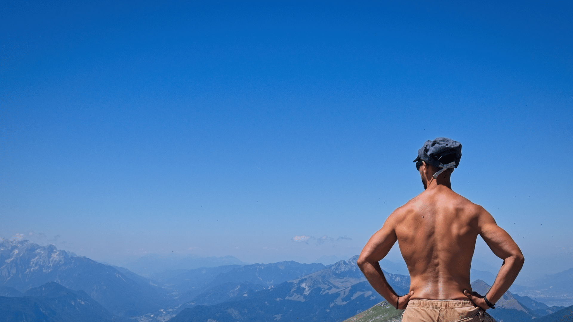 Tobias Berg in einer weiten Berglandschaft